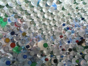 Можно ли использовать пластиковые бутылки в строительстве?