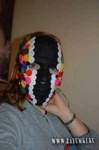 Карнавальная маска из пуговиц