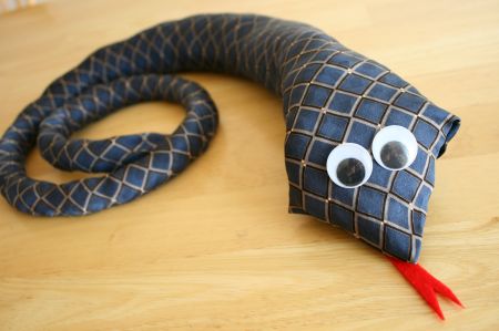 Новогодняя змея из старого галстука