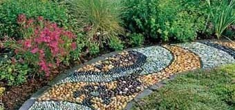 Красивые садовые дорожки с мозаикой из камня